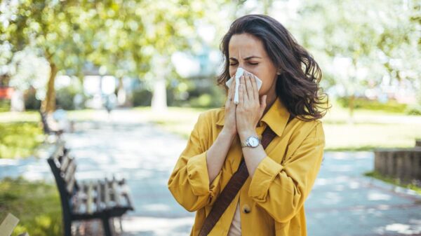 Chás quentes com ingredientes naturais podem ajudar a aliviar sintomas de gripe, como tosse, congestão nasal e garganta irritada