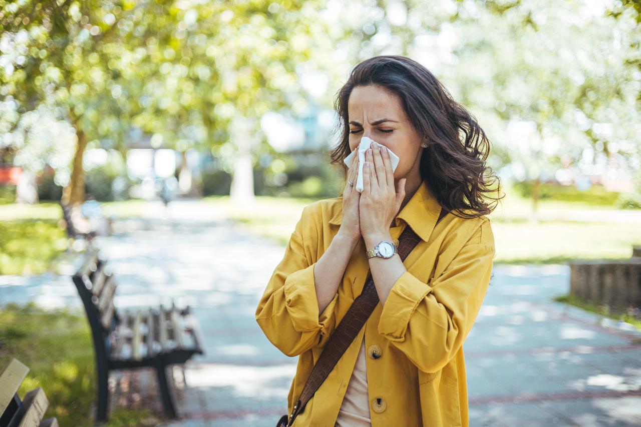 Chás quentes com ingredientes naturais podem ajudar a aliviar sintomas de gripe, como tosse, congestão nasal e garganta irritada