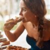 Comer rápido demais pode dificultar a digestão e favorecer sintomas como gases, refluxo e estômago pesado