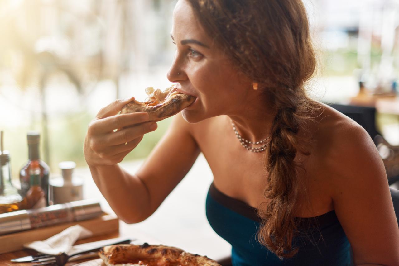 Comer rápido demais pode dificultar a digestão e favorecer sintomas como gases, refluxo e estômago pesado