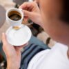 Consumir café logo após as refeições pode dificultar a absorção de nutrientes importantes como ferro, cálcio e vitaminas