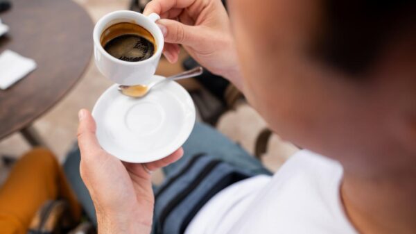 Consumir café logo após as refeições pode dificultar a absorção de nutrientes importantes como ferro, cálcio e vitaminas