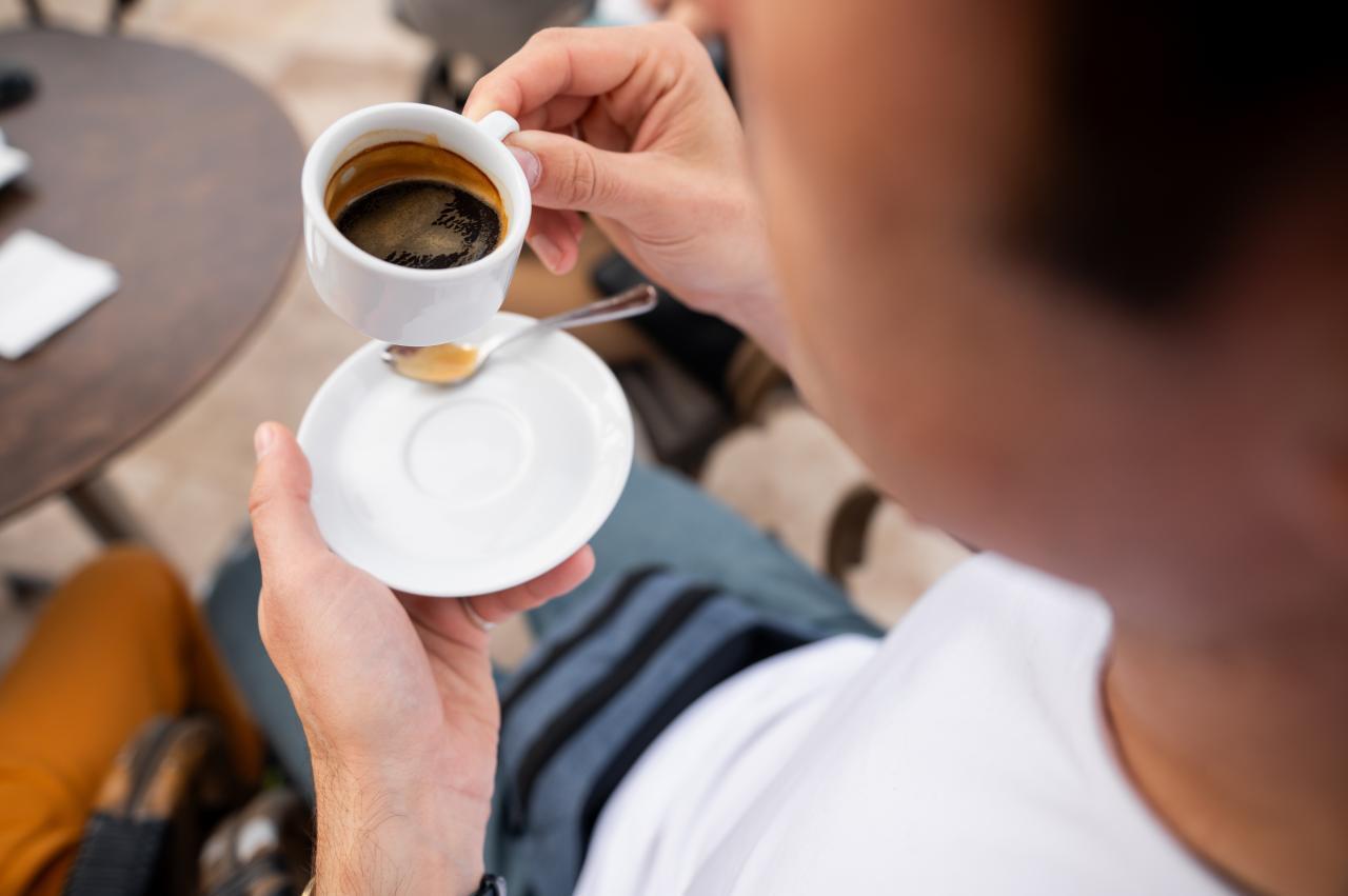 Consumir café logo após as refeições pode dificultar a absorção de nutrientes importantes como ferro, cálcio e vitaminas