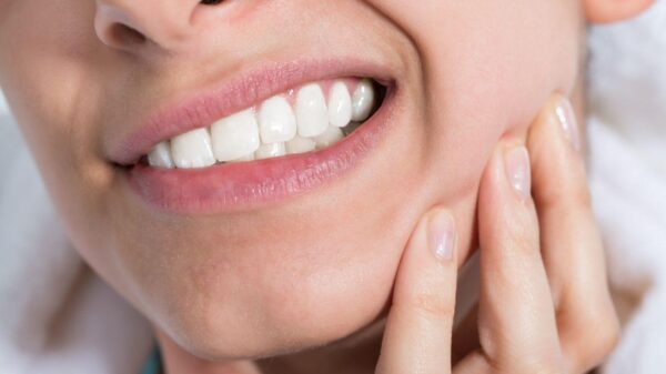 Da cárie ao estresse: dentista explica o que pode causar dor de dente