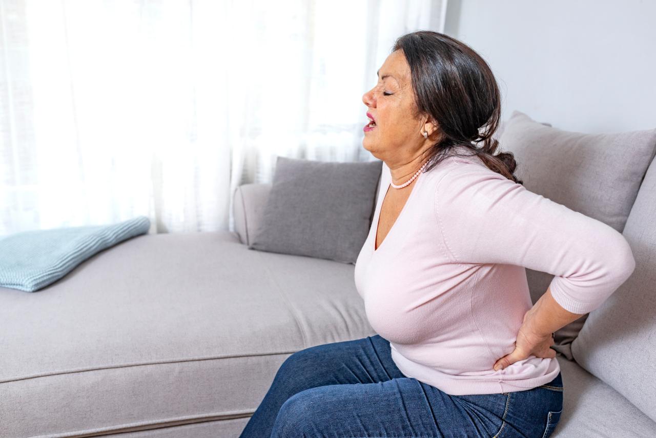 Dor irradiando da lombar até os pés pode indicar inflamação no nervo ciático