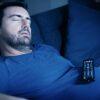 Dormir com a TV ligada faz mal? Hábito pode afetar o cérebro