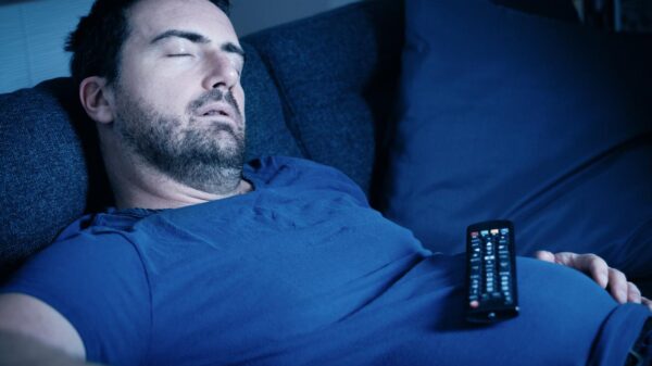 Dormir com a TV ligada faz mal? Hábito pode afetar o cérebro