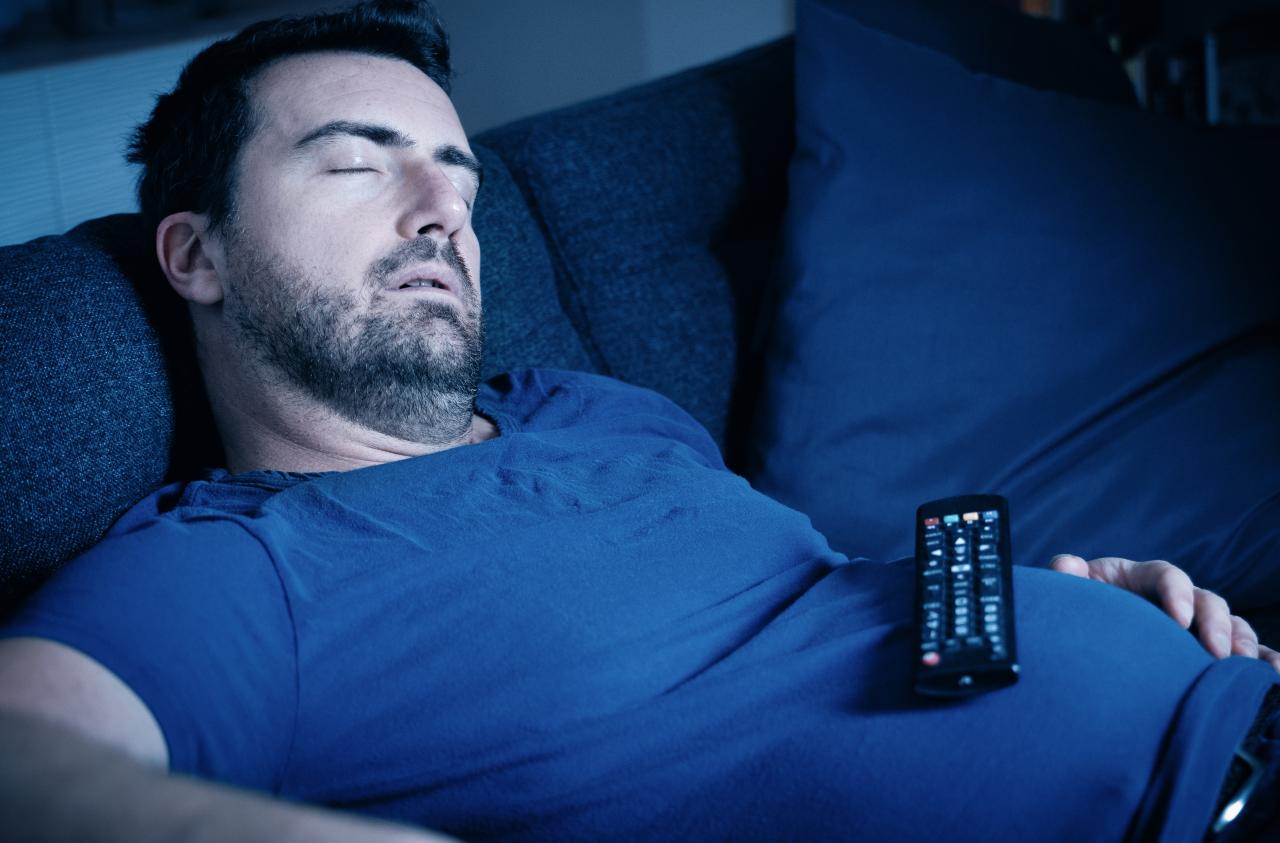 Dormir com a TV ligada faz mal? Hábito pode afetar o cérebro