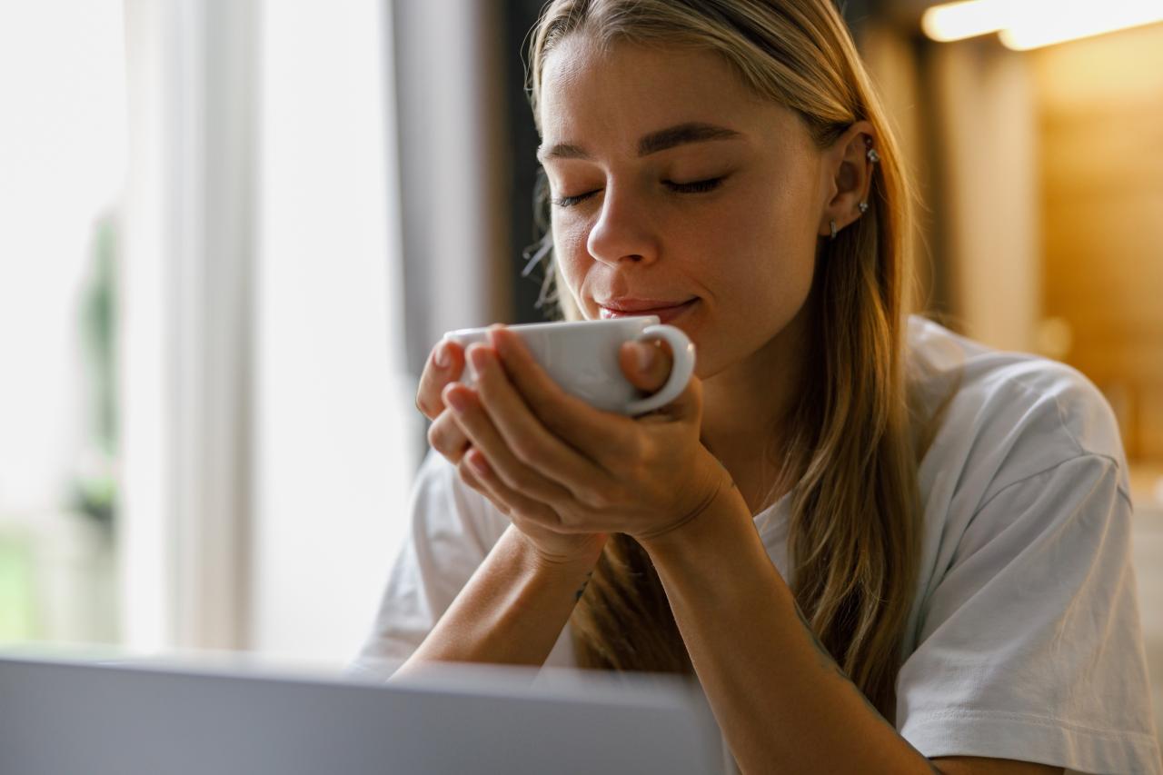 Excesso de cafeína, energéticos e treinos intensos pode aumentar o risco de alterações cardíacas