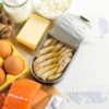 Imagem de uma seleção de alimentos: sardinha, espinafre, ricota, atum