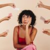 Métodos hormonais podem reduzir ou suspender a menstruação com orientação adequada