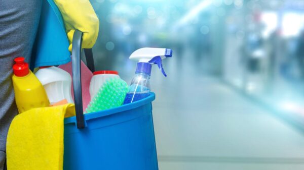 Misturar produtos de limpeza pode liberar gases tóxicos e causar irritações, intoxicações e problemas respiratórios