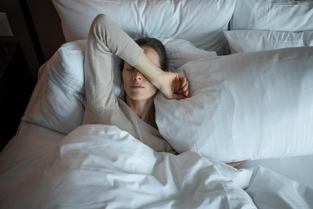 Mulher cansada mesmo após uma noite de sono