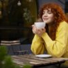Mulher ruiva bebendo café