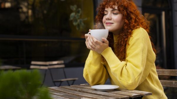 Mulher ruiva bebendo café