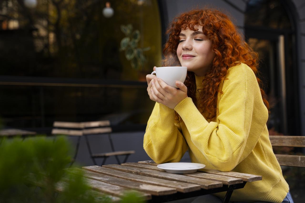 Mulher ruiva bebendo café