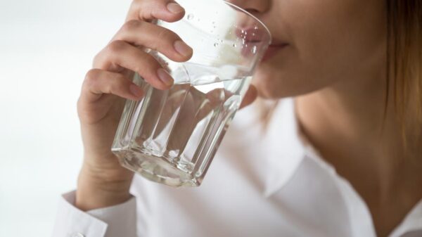O consumo excessivo de energético pode provocar sintomas como ansiedade, taquicardia, insônia e palpitações