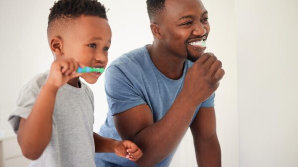Pai e filho escovando os dentes