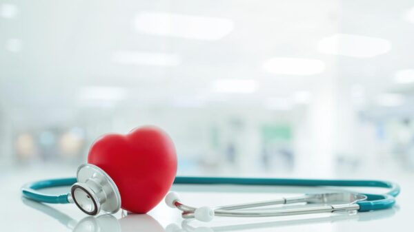 Passar muitas horas sentado pode aumentar o risco de hipertensão e prejudicar a saúde cardiovascular ao longo do tempo