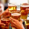 Pessoas bebendo cerveja