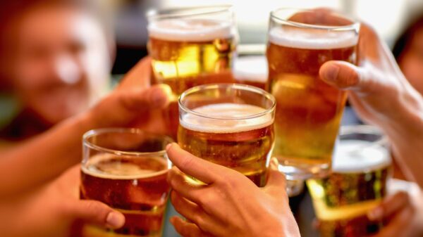 Pessoas bebendo cerveja