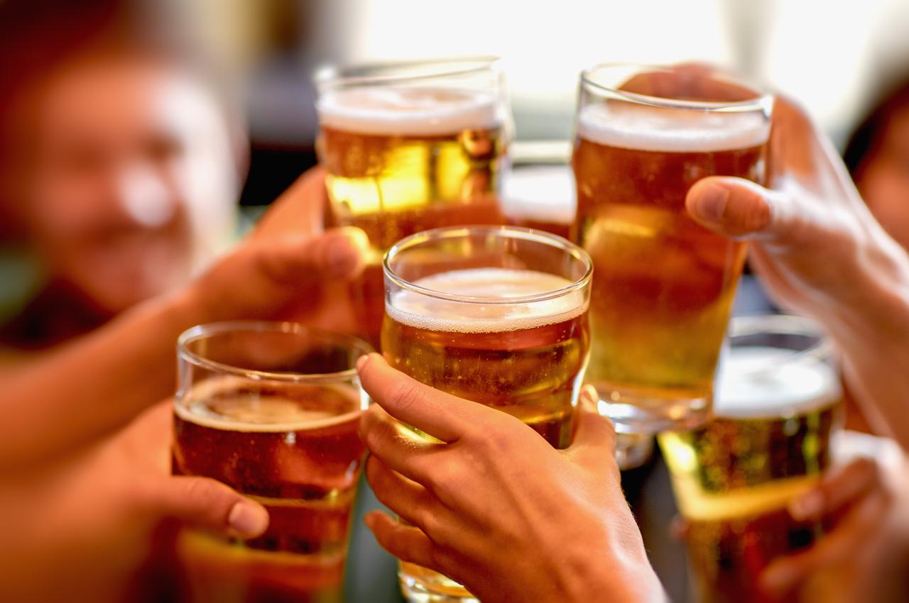 Pessoas bebendo cerveja