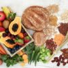 Foto mostra vários alimentos com fibra em cima de uma mesa.
