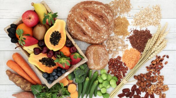 Foto mostra vários alimentos com fibra em cima de uma mesa.