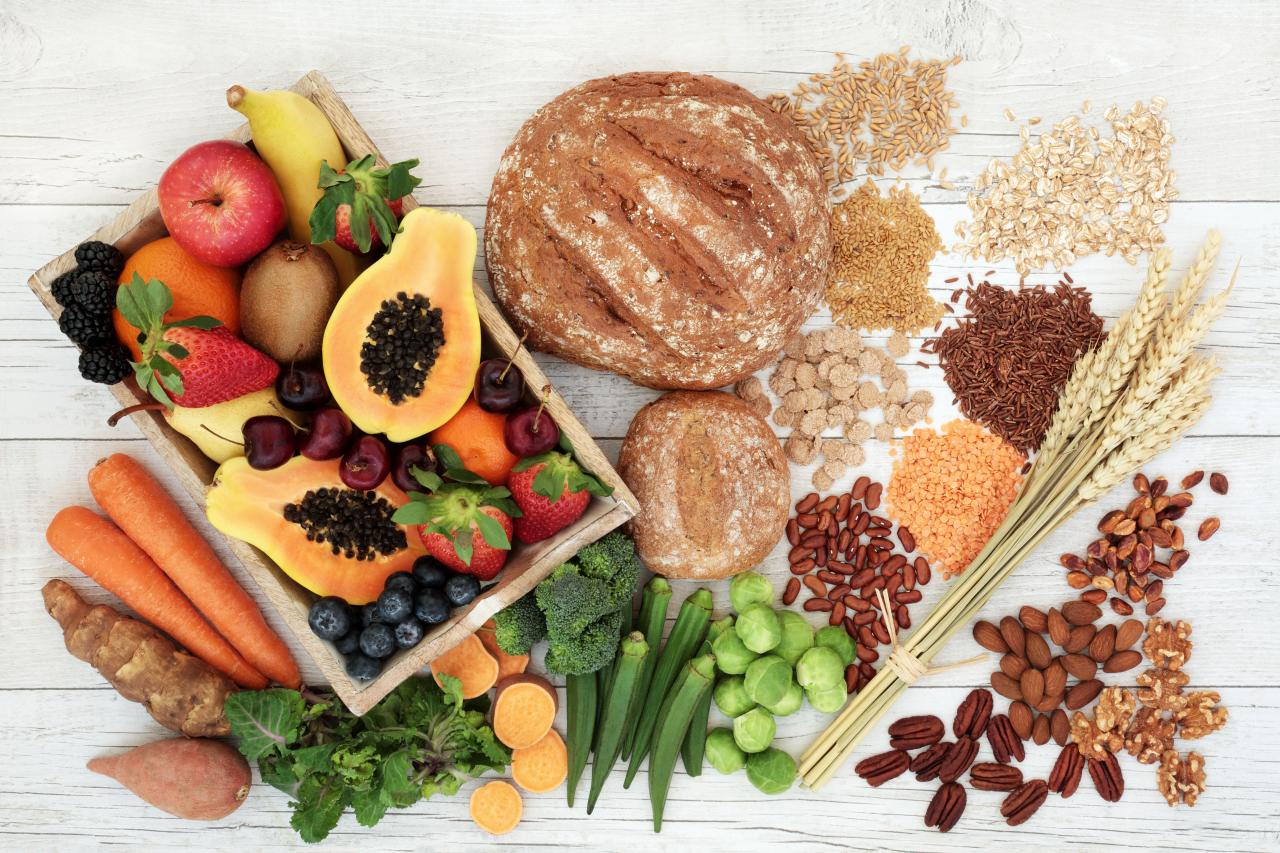 Foto mostra vários alimentos com fibra em cima de uma mesa.