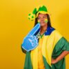 Mulher com roupa da seleção brasileira torcendo pelo Brasil.