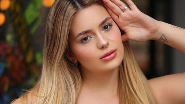 Viih Tube. Mulher loira, cabelo liso, sorrindo.
