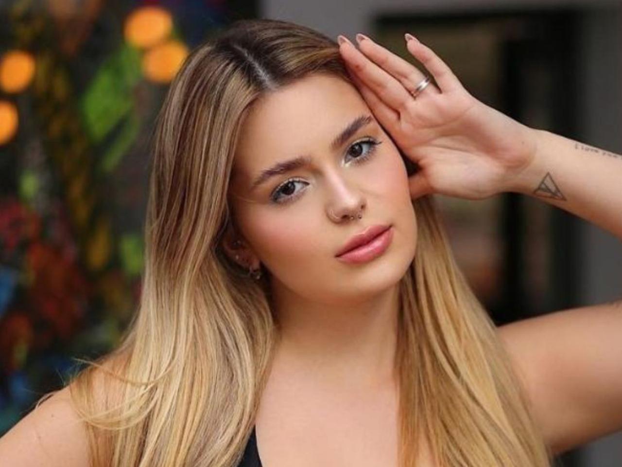 Viih Tube. Mulher loira, cabelo liso, sorrindo.