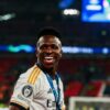Vini Jr. na partida de futebol.