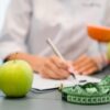 Foto mostra mesa de um consultório de um nutricionista.