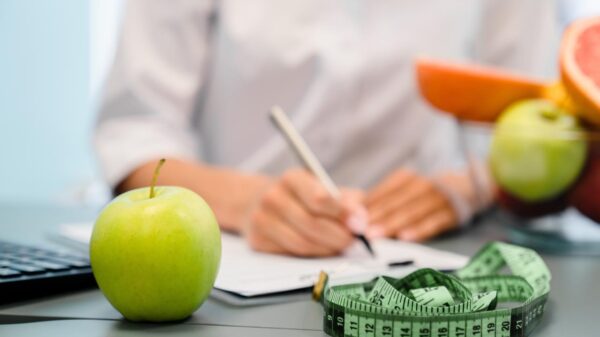Foto mostra mesa de um consultório de um nutricionista.