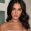 Gabi Melim. Mulher branca, cabelo liso preto, usando vestido sem alça.