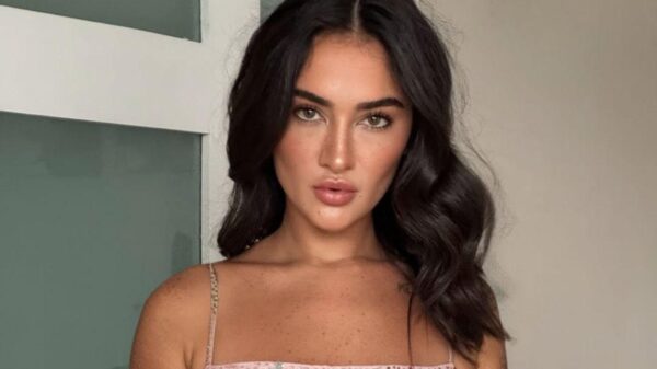 Gabi Melim. Mulher branca, cabelo liso preto, usando vestido sem alça.
