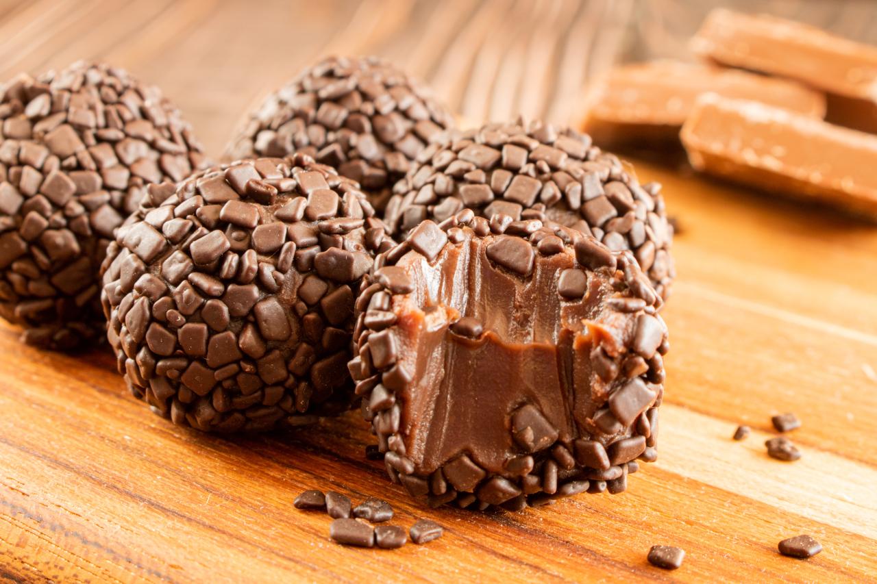 Foto mostra três brigadeiros em cima de um prato.
