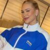 Virginia. Mulher branca, loira, com uniforme branco do Brasil.