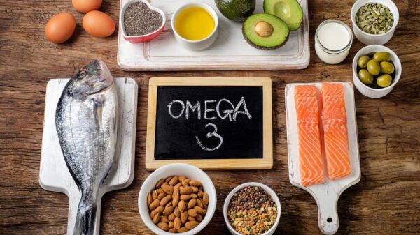 Foto mostra vários alimentos com ômega 3 em cima da mesa.
