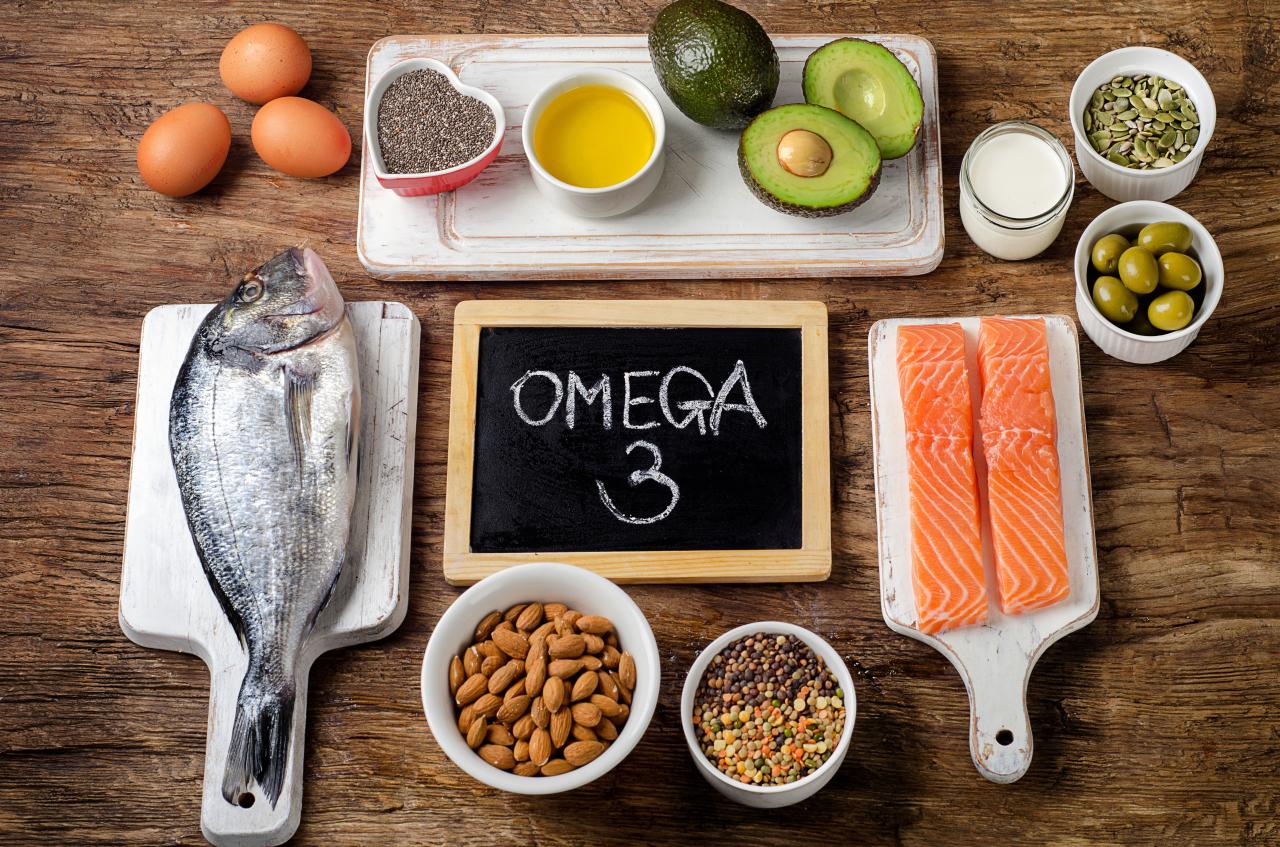 Foto mostra vários alimentos com ômega 3 em cima da mesa.