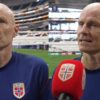 Em duas fotos divididas mostra o técnico da Noruega Ståle Solbakken dando entrevista. Na foto, mostra um microfone, e ele careca com olho claro.