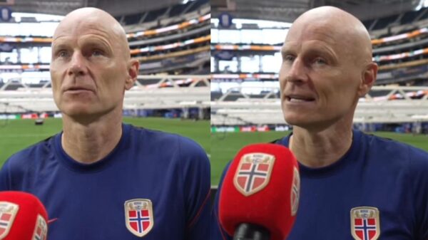 Em duas fotos divididas mostra o técnico da Noruega Ståle Solbakken dando entrevista. Na foto, mostra um microfone, e ele careca com olho claro.