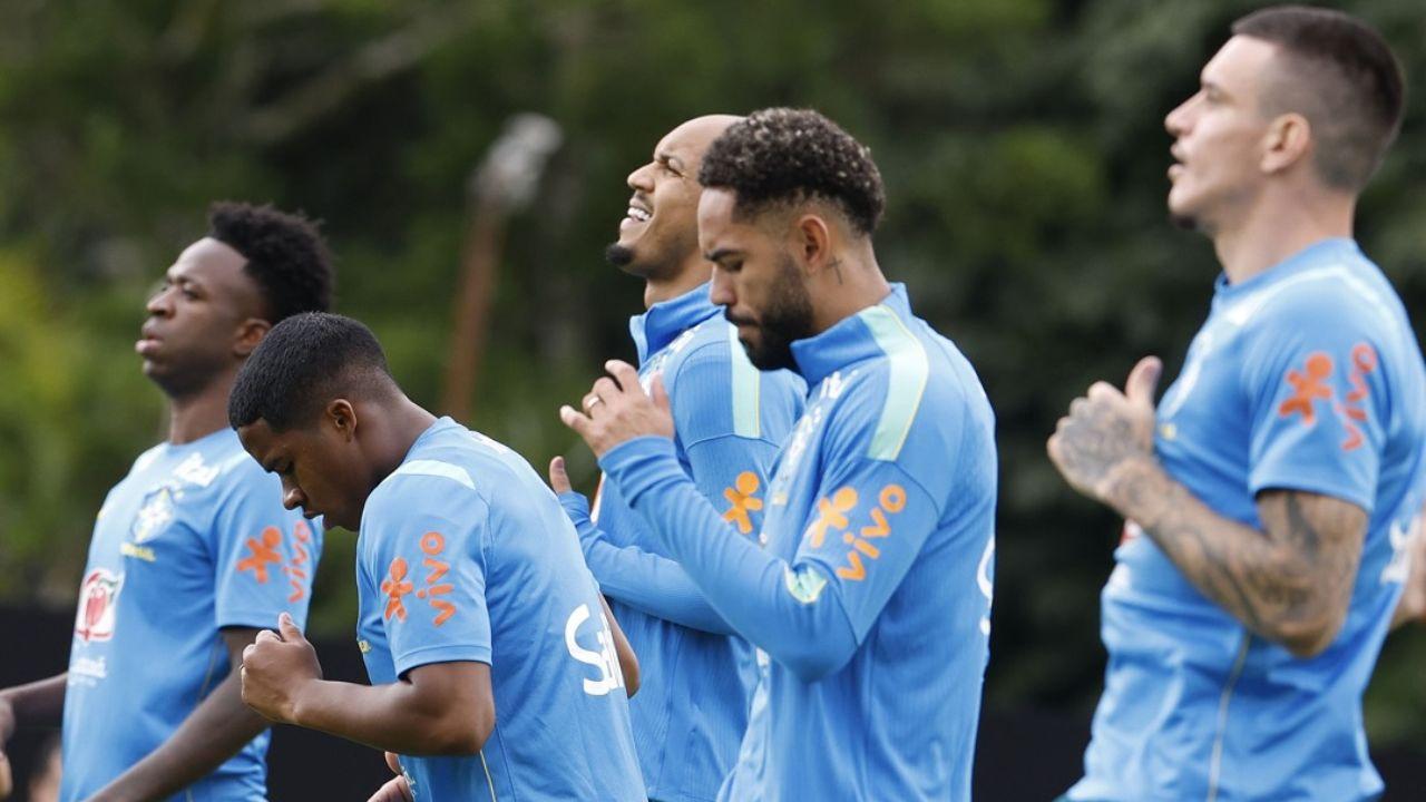 Imagem dos jogadores da Seleção Brasileira aquecendo
