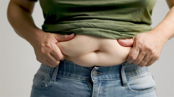 Imagem de uma pessoa segurando a barriga