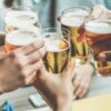 Imagem de um brinde de vários copos de cerveja