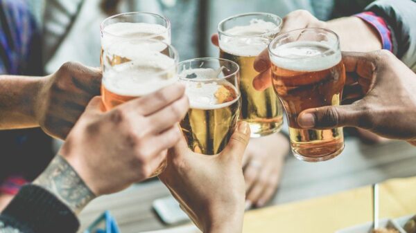 Imagem de um brinde de vários copos de cerveja