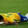Imagem do Neymar deitado no campo