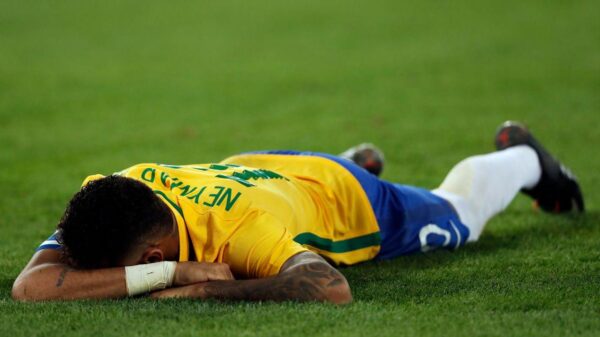Imagem do Neymar deitado no campo