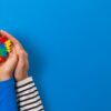 Dificuldades sociais, sensibilidade sensorial e necessidade de rotina podem ser sinais de autismo na vida adulta